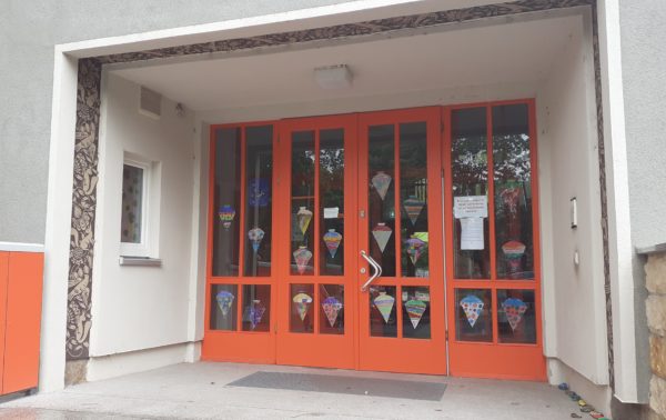 Eichhörnchen-Sgraffito an der Eingangstür der Kita