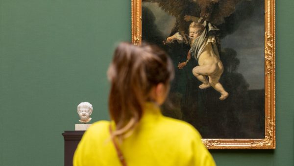 Mitarbeiterin betrachtet Ganymed und Kopf de Keyser im Niederländerraum - Foto: David Pinzer