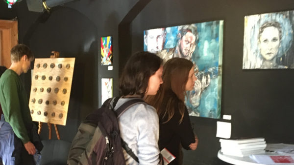 Der Freiraum kann mit allem bespielt werden - Ausstellung oder Diskussionsrunde. Foto: NAF-Team