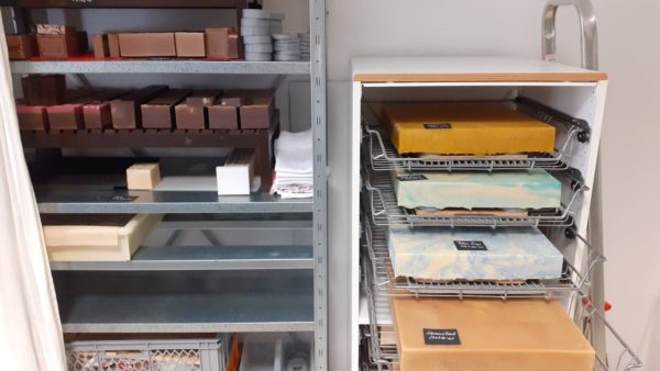 2020-08-13AusdiesenSeifenblöckenwerdendieSeifenstückegeschnitten