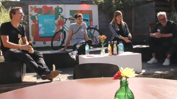 von links: Martin Fiedler (neongrau), Felix Buchta (Objekt Klein A), Stefanie Rostoski (ravierfilm), Olaf Becker (Theaterleiter, Boulevardtheater)