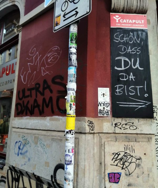 Witziger Spruch über kleiner Kunstfliese.