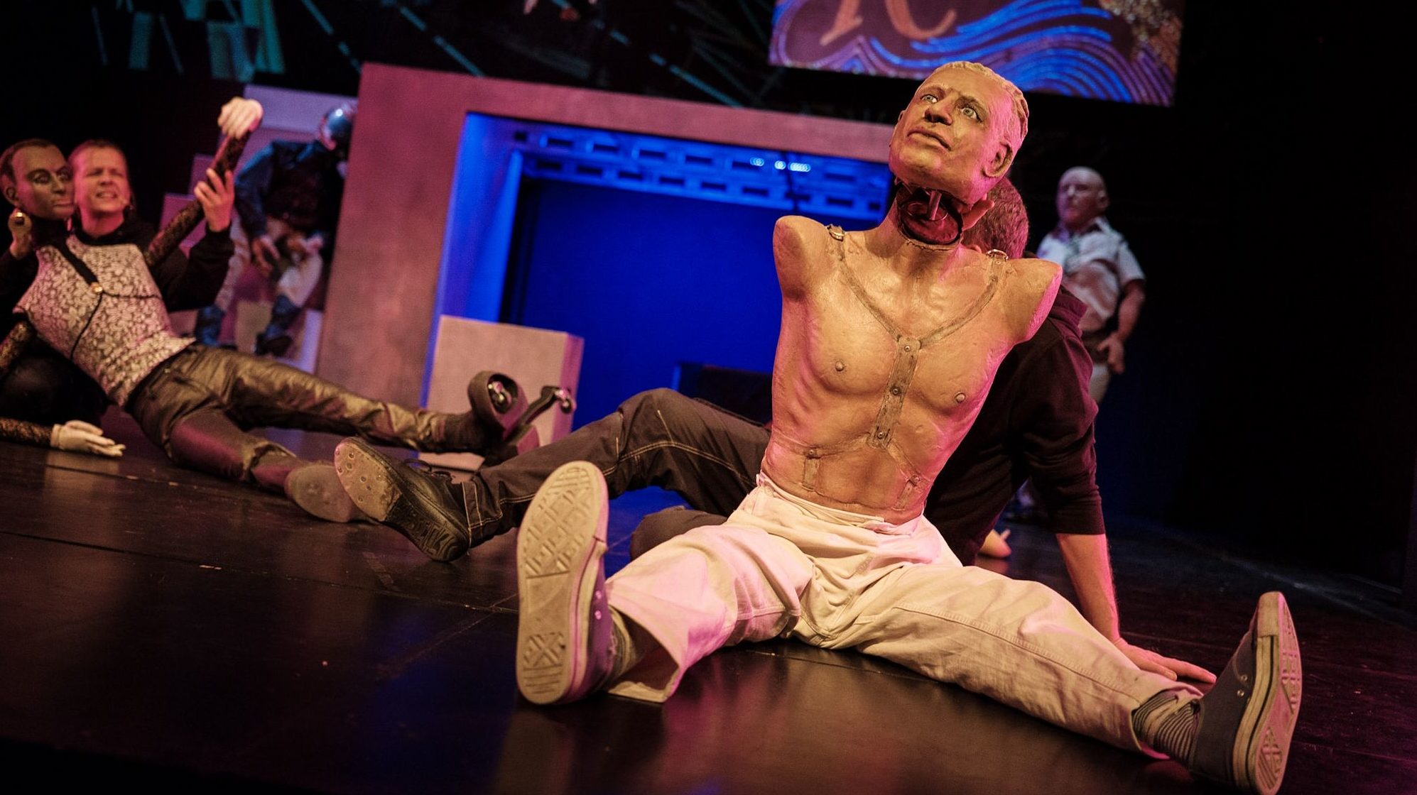 Ein ganzer Mann ... Figur in "Blut am Hals der Katze" von Cie.Freaks & Fremde. Foto: André Wirsig