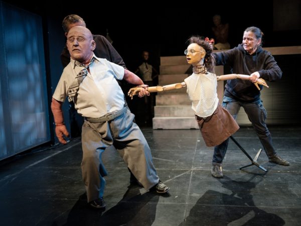 Druck erzeugt Unterdrückte. Szene aus "Blut am Hals der Katze". Foto: André Wirsig