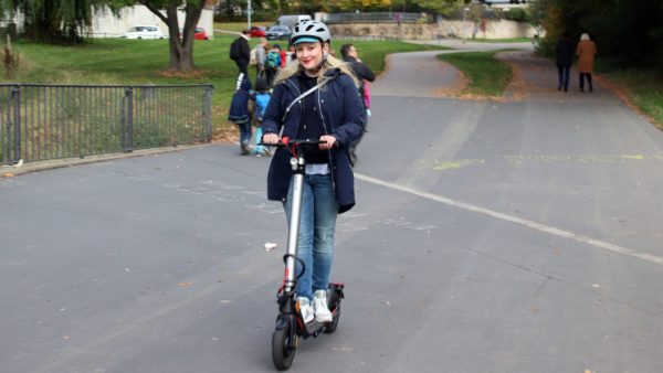 Wege in der Neustadt erledigt Lydia Streller in der Regel auf dem Elektroroller.