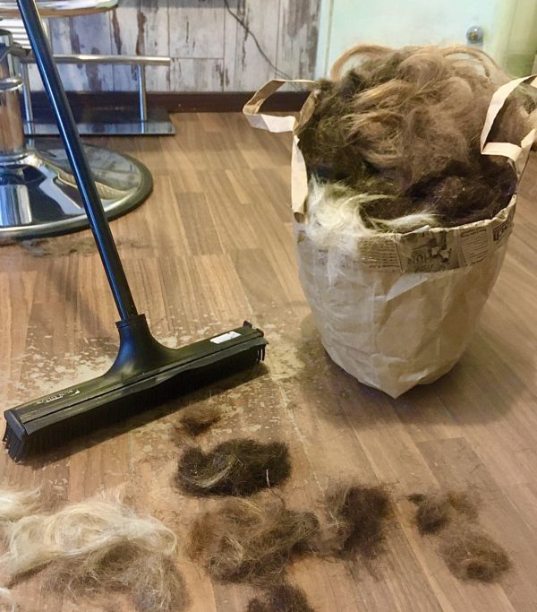 Die Haar-Reste werden gesammelt und recycelt.