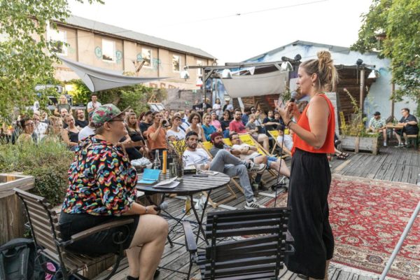 Bei schönem Wetter findet die Veranstaltung auch gern mal draußen statt, wie hier im oka. Foto: David Pinzler