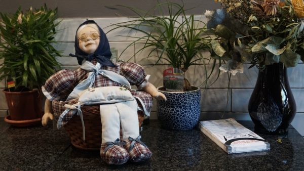 Auch Oma hat ein wachsames Auge auf den Betrieb in dem kleinen Laden. Foto: Anne Panzlaff