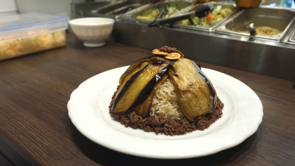 Vom Tagesgericht Maklouba bleibt nach dem Verspeisen zu Hause kein Körnchen Reis übrig - Foto: Anne Panzlaff