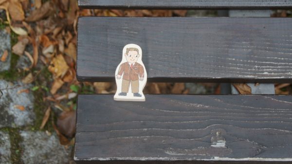 Ein Mann auf einer Bank an der Löbauer Straße. Foto: Philine