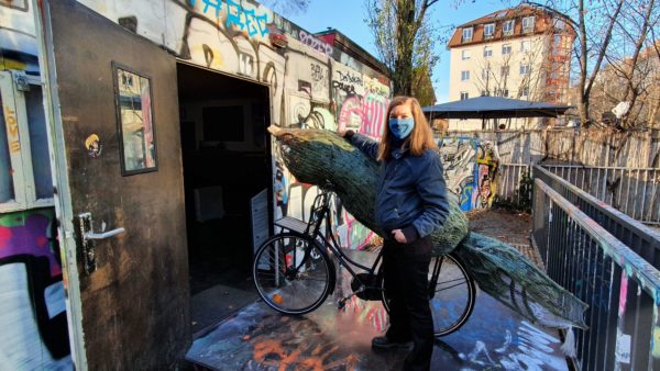 Weihnachten am Container mit warmer Mahlzeit für alle