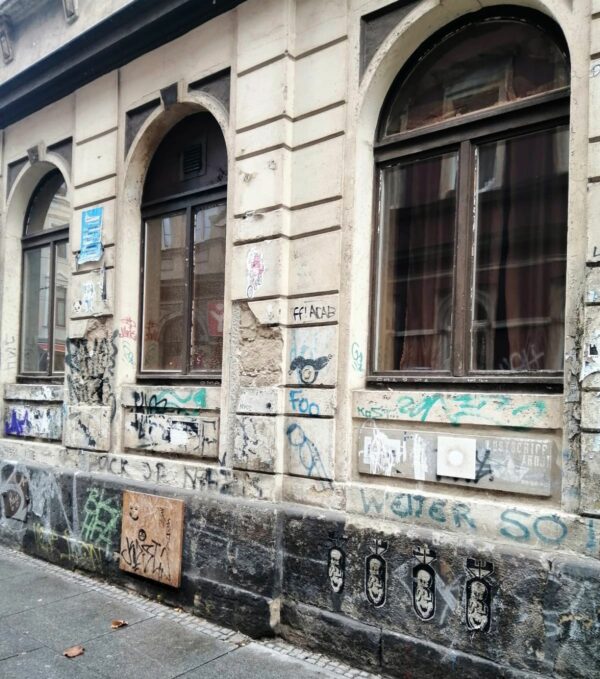 An der kunterbunten Wand ist die kleine Fliese nur bei genauerer Betrachtung zu erkennen.