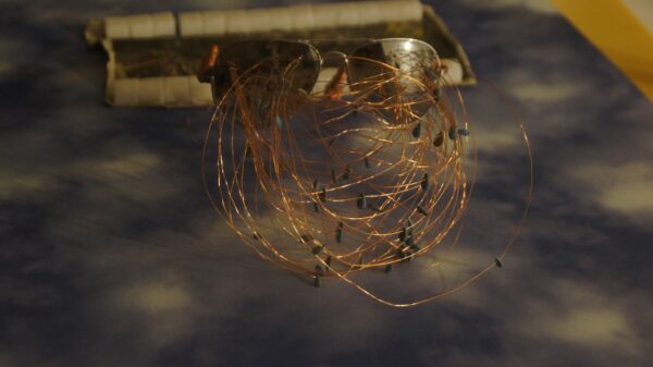 Verdrahtete Blicke. Arbeit von Svea Duwe. Foto: Philine