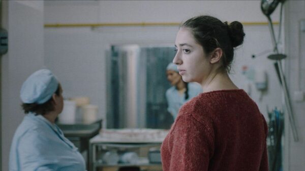 Land of Glory: nmitten des Durcheinanders, ausgelöst vom Besuch des Premierministers an einer durchschnittlichen Schule in Ungarn, sieht sich die Schülerin Márti mit einem moralischen Dilemma konfrontiert.