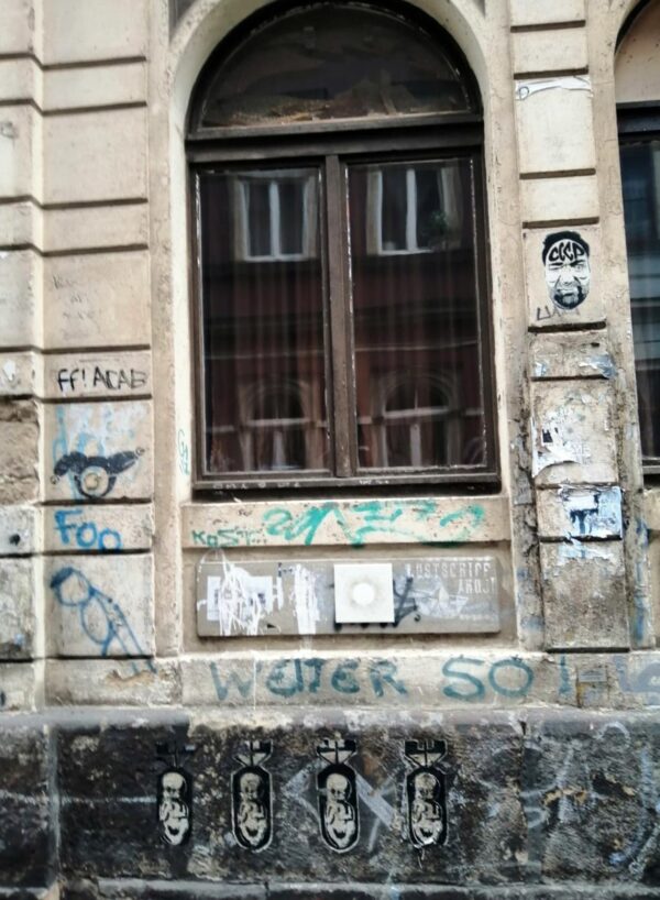 Kleine Flies an der Außenwand der Familieneinkehr.