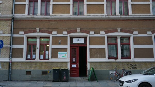 Die rote Tür zum Laden in der Schönbrunnstraße - Foto: Jonas Breitner