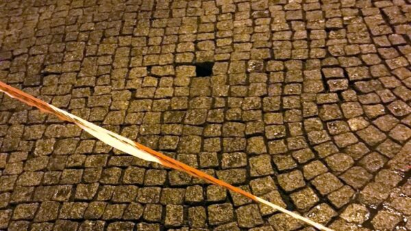 Ein Stein ist komplett versackt, die umliegenden schon abgerutscht.