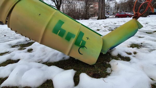 Diesmal mit großem Künstler-Logo HRB+C am Schwanz, der in einem Grubber endet.