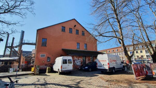 Die Nordwand soll um neun Meter versetzt werden. Der Baum wird wohl weichen müssen.
