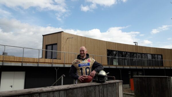 Altgedienter Quarterback vor neuem Vereinsgebäude - Foto: Jonas Breitner