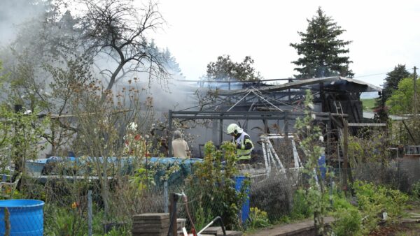 Die Feuerwehr hatte beim Löschen erschwerte Bedingungen. Foto: Roland Halkasc