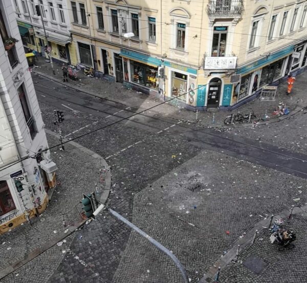 Schiefe Ecke am Morgen bevor die Stadtreinigung kam. Foto: Archiv 2021/Jenny