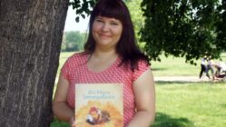 Enna Miau schwärmt aus für Bienen Enna Miau mit ihrem vierten Kinderbuch über Biene Millie. Foto: Philine