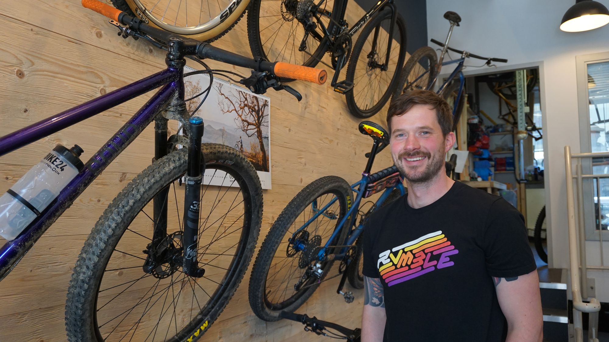 Christoph Süße und seine Bikes (der Kalender ist auch von SOUR) - Foto: Jonas Breitner