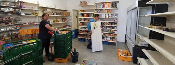 Der neue Kühlschrank steht wieder in der Ecke.