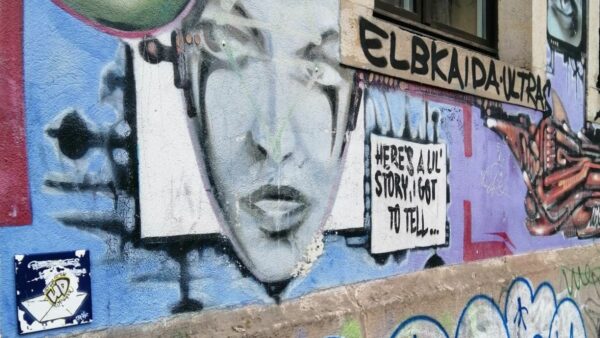 Offensichtlich mussten die Fussballfans nicht nur die Fliese verschandeln, sondern auch den Fenstersims beschmieren.