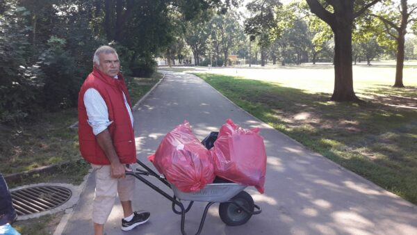 Die Säcke voller Müll. Der grobe Müll ist schnell aufgeräumt. Zeitintensiver sind da Zigarettenstummel und Glasscherben. - Foto: Jonas Breitner