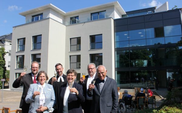 Freuen sich über die Fertigstellung des Ostflügels (von links): Markus Zirnstein (Geschäftsführer der DIAKO Seniorenhilfe GmbH), S. Elisabeth Rau (Einrichtungsleiterin des Altenzentrum Schwanenhaus), die Vorstandsmitglieder der Diakonissenanstalt Dresden Rektor Stephan Siegmund, Oberin S. Esther Selle und Verwaltungsdirektor Dr. Matthias Schröter sowie der Architekt Bernard Felix Hillebrand - Foto: PF/Diakonissenanstalt
