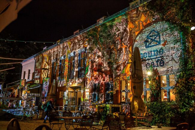 Claudia Reh hatte die Scheune zur Abriss-Party sehr hübsch in Szene gesetzt. Foto: scheune/Robby Klee