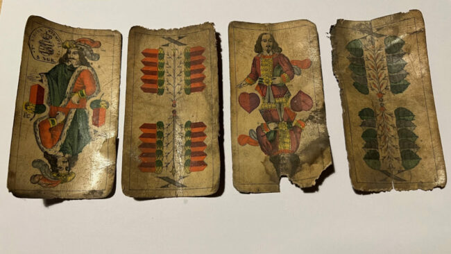 Was darf in keiner Gastwirtschaft fehlen? Diese Skatkarten, wohl aus den 1870er stammend, sind nur eins von vielen spannenden Fundstücken. Foto: Matthias Wiegleb