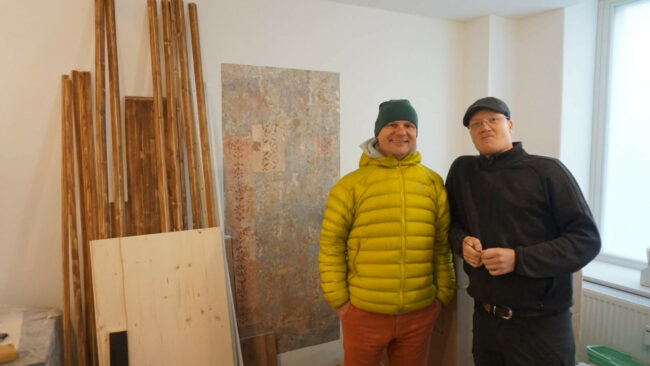 Matthias und Björn freuen sich über das gemeinsame Projekt. Hinter ihnen wurde ein Stück originale Wandgestaltung aus fernen Zeiten freigelegt. Foto: Elisabeth Renneberg