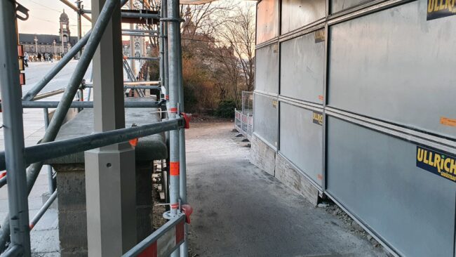 Durch diesen schmalen Weg gehts zum Elberadweg.