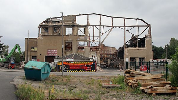 Von der Fassade steht nur noch ein kläglicher Rest.