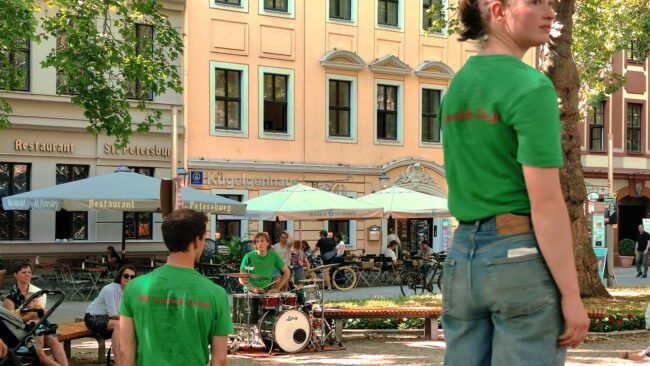 "Wir suchen Zufall" auf der Hauptstraße - Foto: Maren Kaster