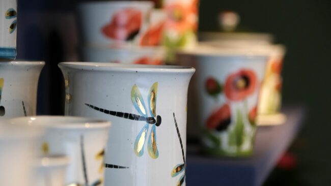 Tasse mit Goldlibelle