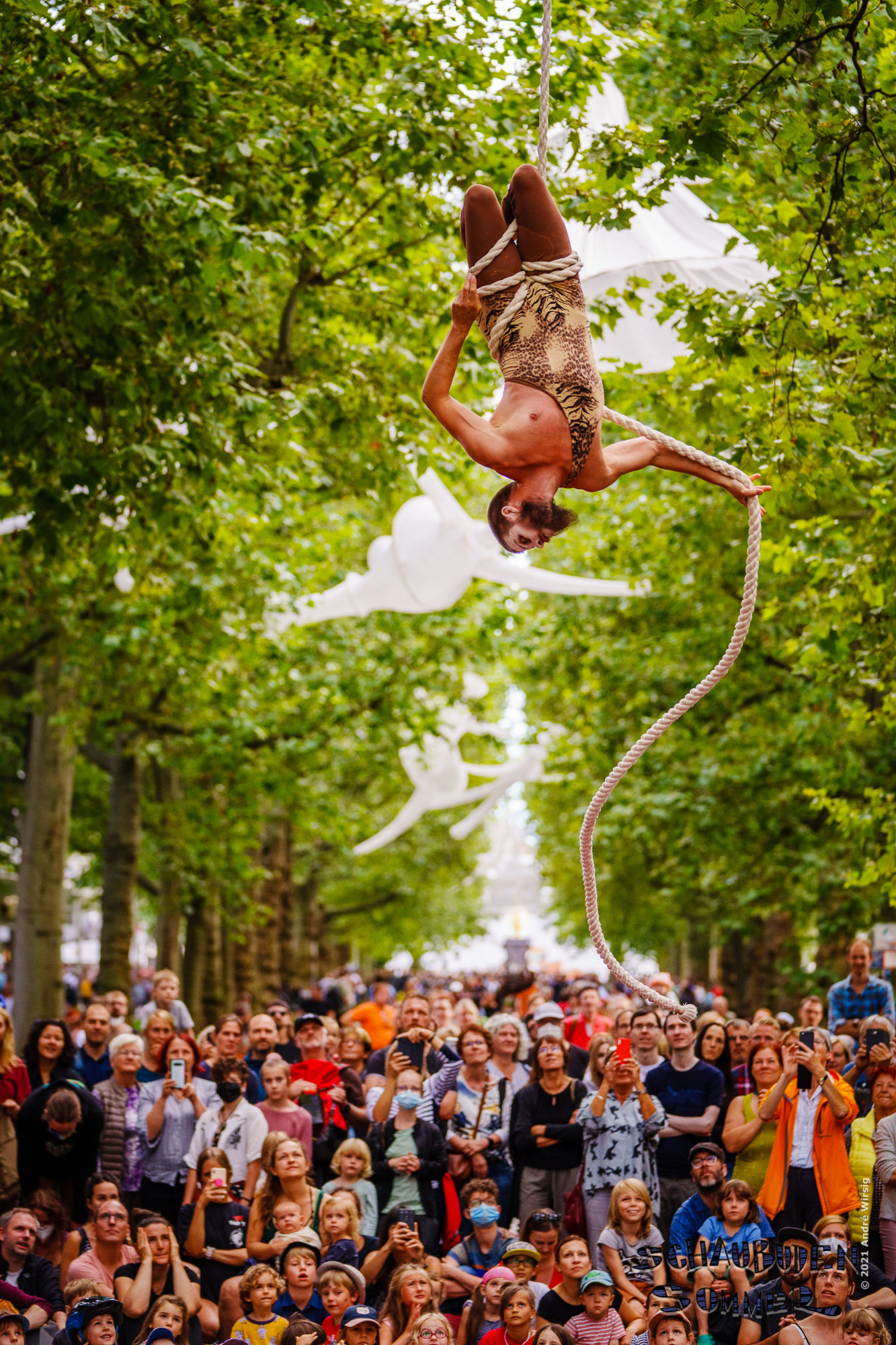 Finn Jagd Andersen (Schweiz) „Zirkus Gonzo“. Schaubuden-Sommer, das Internationale Sommerfestival für Theater, Vergnügen und Musik auf der Hauptstraße in Dresden, fotografiert am 04. August 2021. Foto: André Wirsig