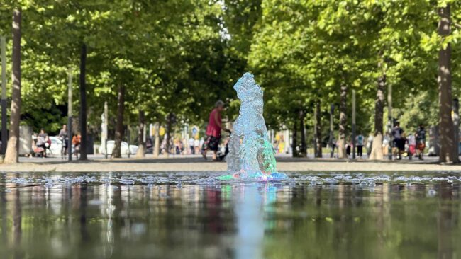 Nicht zum Baden geeignet, das Wasserspiel auf der Hauptstraße. Foto: Florian Varga
