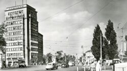 Als der Albertplatz noch "Platz der Einheit" hieß Brück & Sohn Kunstverlag Meißen, 29594-Dresden-1959-Platz der Einheit - Haus der Verkehrsbetriebe-Brück & Sohn Kunstverlag, Ausschnitt des Originals, CC BY-SA 3.0