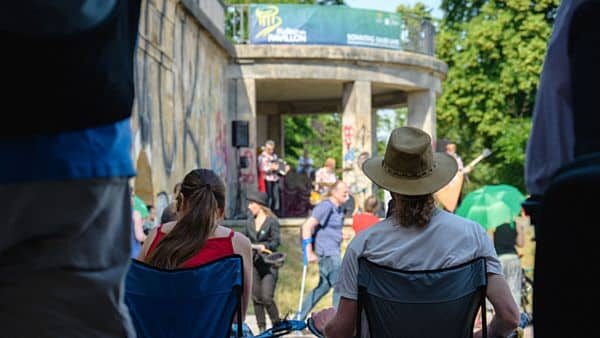 Livemusik an der Albertbrücke. Sonntags 16 Uhr bei Kultur am Pavillon. Foto: Ryke Waltz Studios