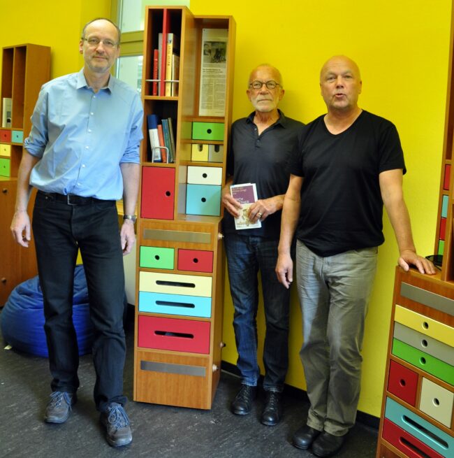 Stiftungsgründer Wolfram Tietz (Mitte) mit Geschäftsführer Thomas Pieper und Stiftungsvorstand Uwe Schneider (v.l.) vor einer der stiftungsfinanzierten Säulen im Erich Kästner Museum - Foto: Una Giesecke