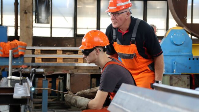 "Das macht der Junge schon ganz gut", lobt Träber seinen Mitarbeiter Andermann.