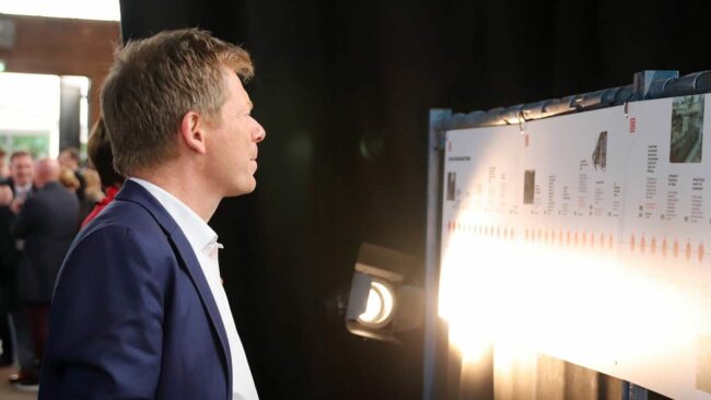 Zum Jubiläum war Bahnchef Richard Lutz zu Besuch. Nach den obligatorischen Reden schaute er sich die Werkstatt und die langjährige Geschichte an.