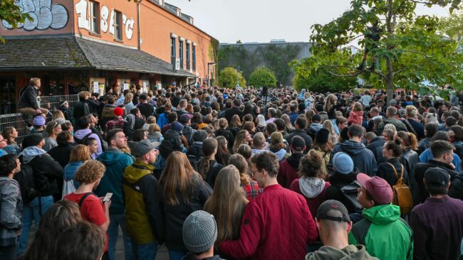 Kraftklub vor der Scheune - Foto: Anja Schneider