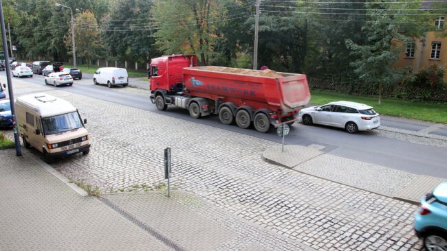 Künftig Asphalt statt Pflaster auf der Stauffenbergallee