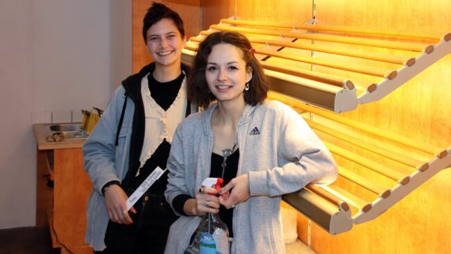 Miriam Romana und Luisa Hommel im neuen Vortagsbackwarenladen