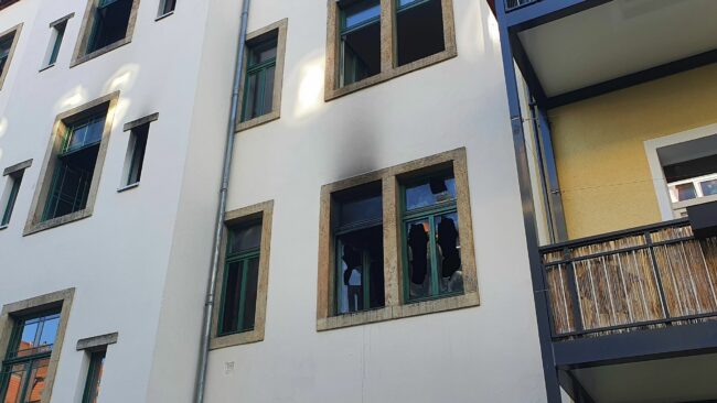 Brandspuren an der Wohnung in der Rudolf-Leonhard-Straße